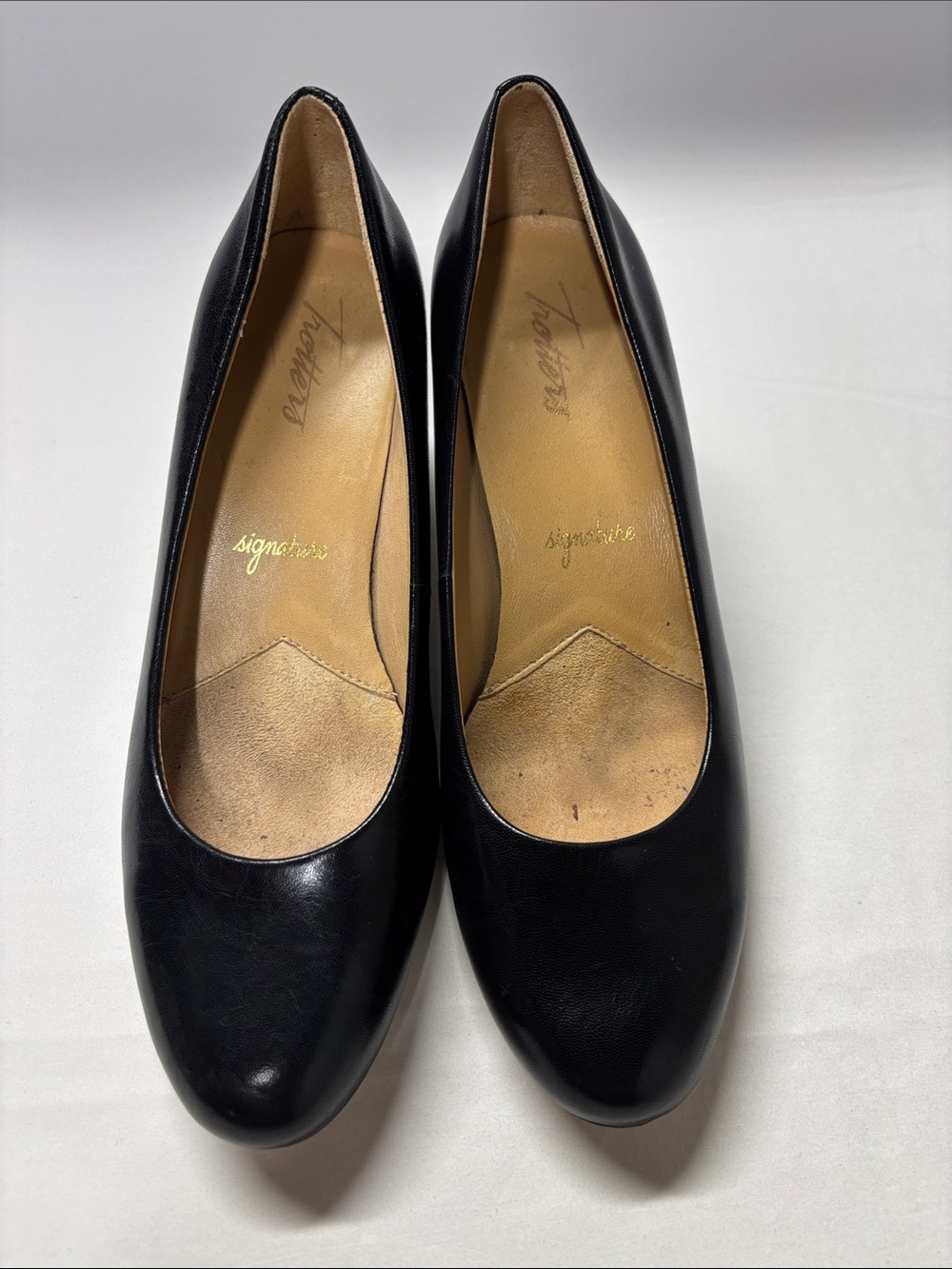 Trotters Black Leather Round-Toe Heels